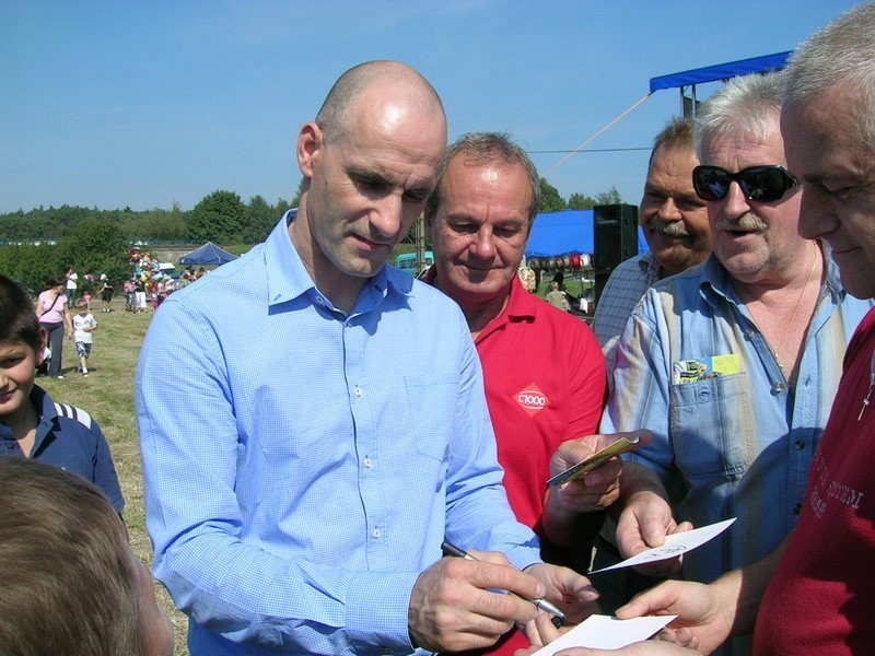 Tomasz Gollob nie miał chwili wytchnienia. Po autografy...