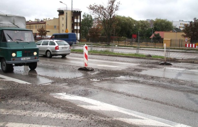 W poprzek ulicy Grunwaldzkiej w Kielcach  co kilkanaście metrów zostały zrobione wykopy, które prowizorycznie zabezpieczono.