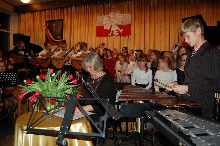Wieczó pieśni patriotycznych w szkole muzycznej w Kartuzach