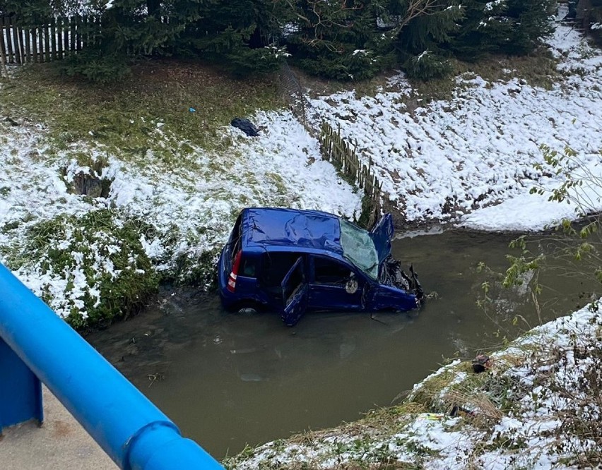 Wypadek na DK 44 we Włosienicy. Samochód wpadł do rzeki