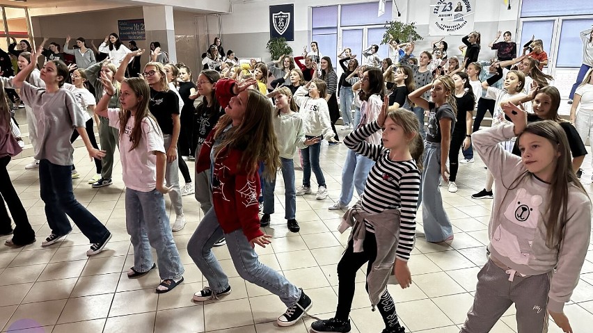 Tak uczniowie tańczą i bawią się podczas "Aktywnych przerw"...