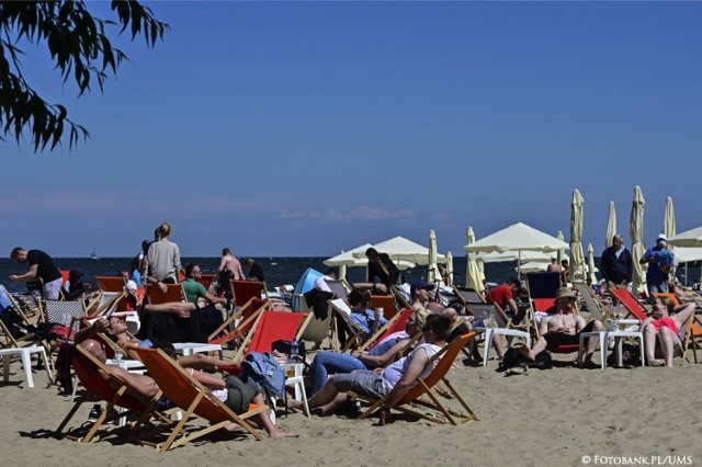 Zaśmiecone plaże to problem, który co roku wraca do nadmorskich miejscowości niczym bumerang