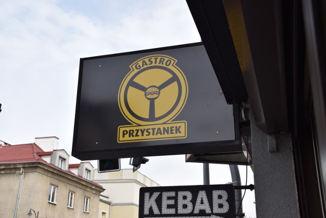 Nowo otwarty lokal fast food zaprasza gości na burgery i pizze sprzedawaną na kawałki.