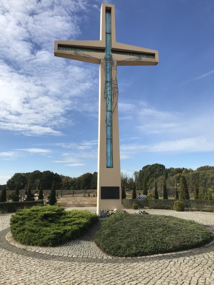 Oświetlenie krzyża na Cmentarzu Komunalnym w Międzychodzie...