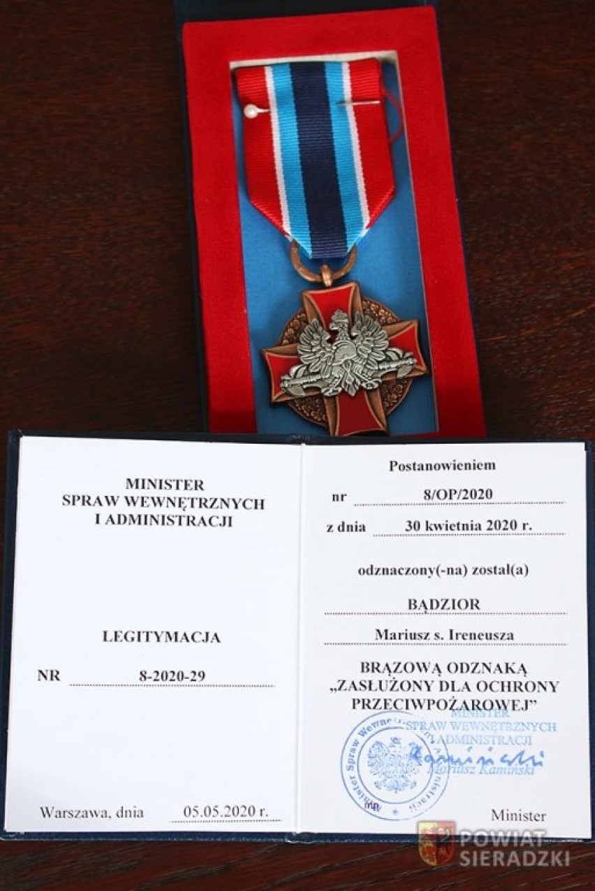 Brązowa odznaka „Zasłużony dla Ochrony Przeciwpożarowej” dla starosty sieradzkiego - ZDJĘCIA