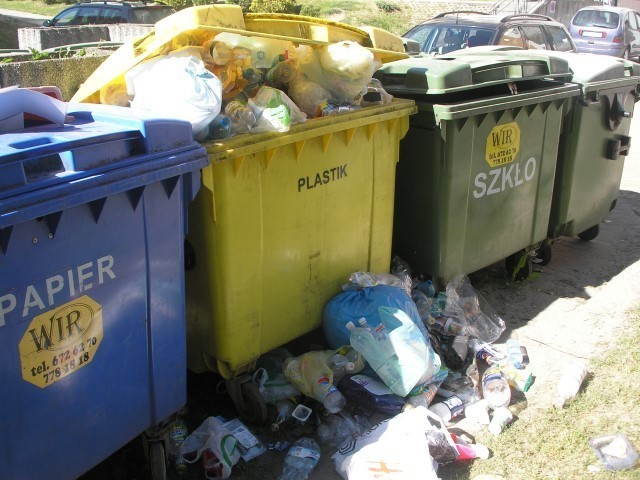 Segregacja śmieci - śmietniki toną w plastikach [ZDJĘCIA]