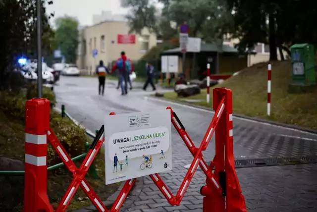 Zamykanie ulic znajdujących się w bezpośrednim sąsiedztwie szkół i przedszkoli to odpowiedź na wzmożony ruch samochodów o poranku