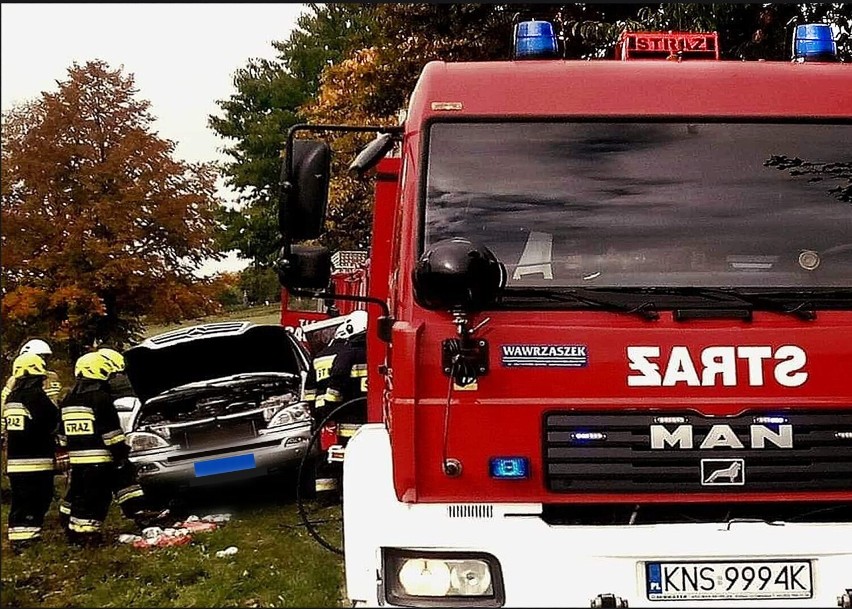 Osobowy mercedes zapalił się podczas jazdy przez Jasienną. Na pomoc ruszyli strażacy