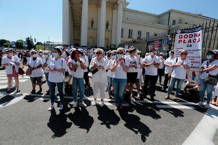 07.06.2021 warszawa 
protest pielegniarek i poloznych przed...