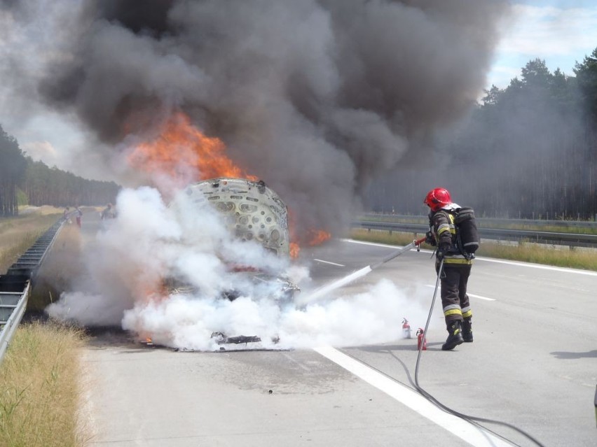 A2: Mercedes spłonął doszczętnie [FOTO]