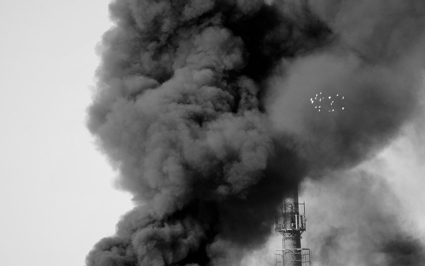 Pożar byłej cukrowni w Chybiu [ZDJĘCIA z wnętrza budynku]. Płonęły... "szmaty i folia". Brak zanieczyszczenia powietrza!
