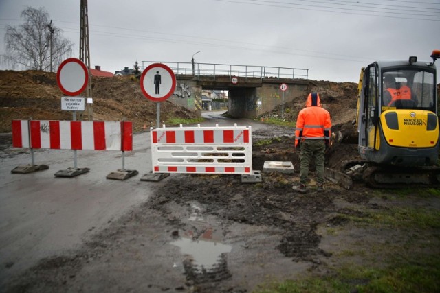 W okolicy wiaduktu przy ulicy Gołębiowskiej w Radomiu pracują już ekipy budowlane.