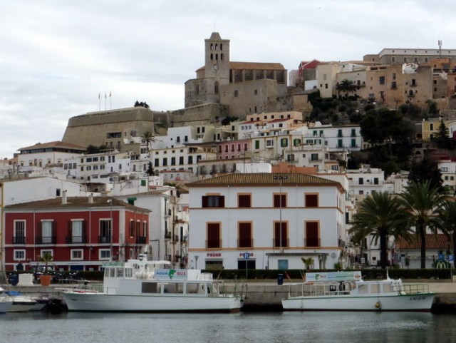Widok z portu na Dalt Vila i stare miasto. Fot. Isabella Degen