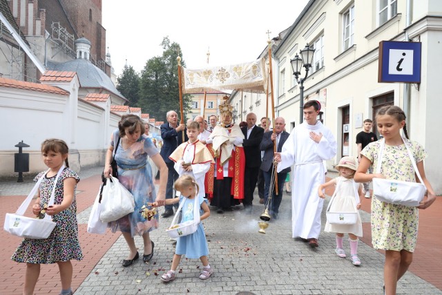 Odpust w kościele farnym w Piotrkowie, procesja przeszła uliczkami starówki