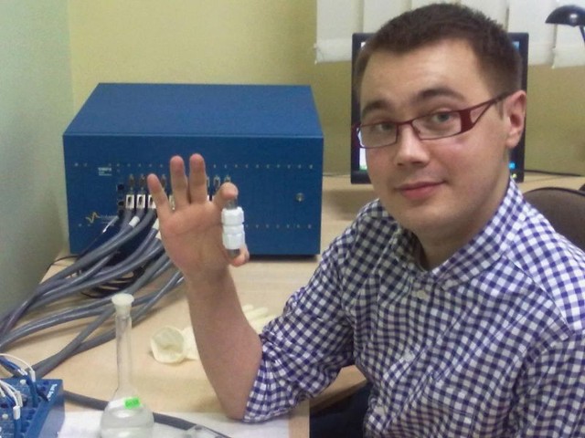 Krzysztof Fic prezentuje model budowanego kondensatora