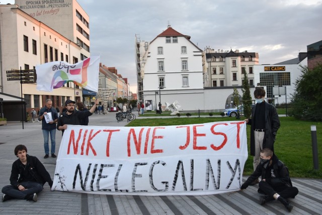 Manifestanci podkreślali, że pomoc humanitarna jest zapewniana nawet w krajach objętych stanem wojny