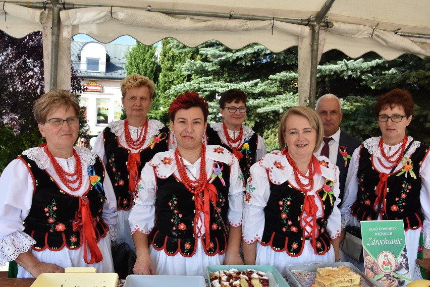 Dożynki gminy Radłów. Święto plonów na rynku w Radłowie z kolorowymi wieńcami, lokalnymi przysmakami, muzyką i świetną zabawą. Mamy zdjęcia!