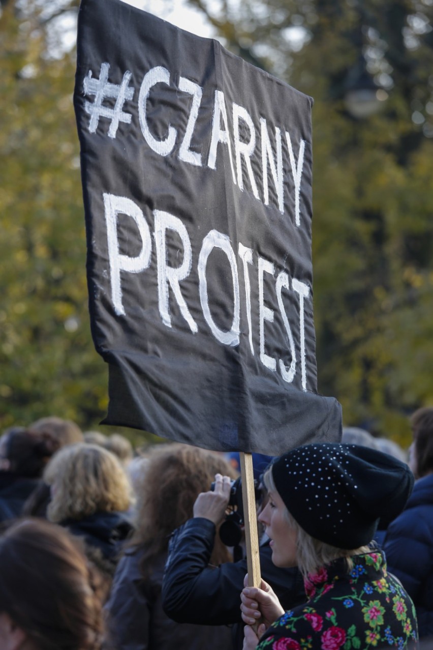 Czarny Protest na ulicach Warszawy. Kobiety manifestowały...