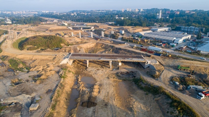 Budowa S7, odcinek Widoma - Kraków. Wielkie wykopy, ale widać też asfalt i estakady - zdjęcia z drona