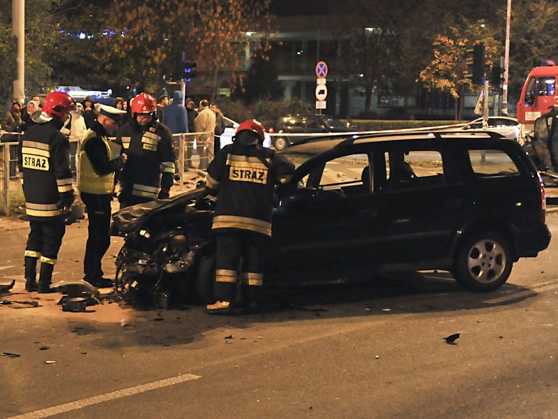 Wypadek na skrzyżowaniu Dąbrowskiego i Tatrzańskiej. Adrian W. wjechał na czerwonym świetle