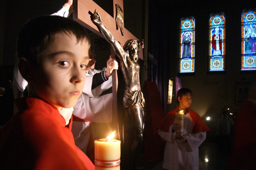 Wielki Piątek - Liturgia Męki Pańskiej (ZDJĘCIA)