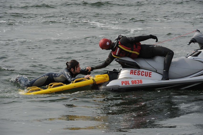 Molo 2012: Wspólne ćwiczenia sopockich służb ratowniczych. Przewrócona łódź i tonący ludzie