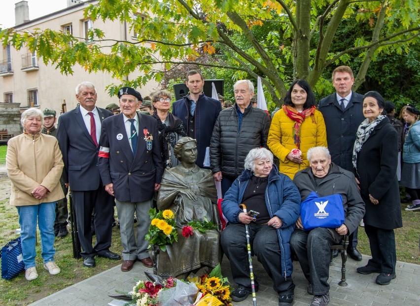 Ławeczka Krystyny Krahelskiej uroczyście odsłonięta we Włodawie. Zobacz zdjęcia