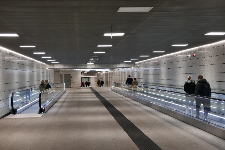 Ruchome chodniki w metrze jak na lotnisku. Oryginalne rozwiązanie, na nowym odcinku, z myślą o innej inwestycji w przyszłości 