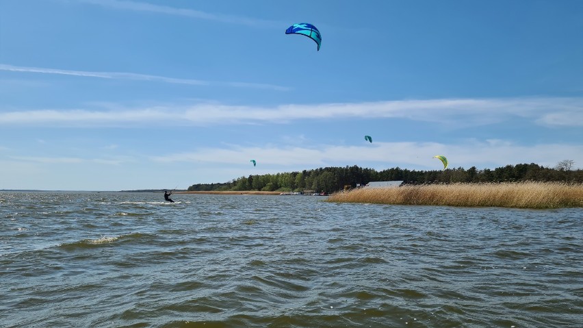  Kitesurfing na jeziorze Bukowo w gminie Darłowo [zdjęcia]