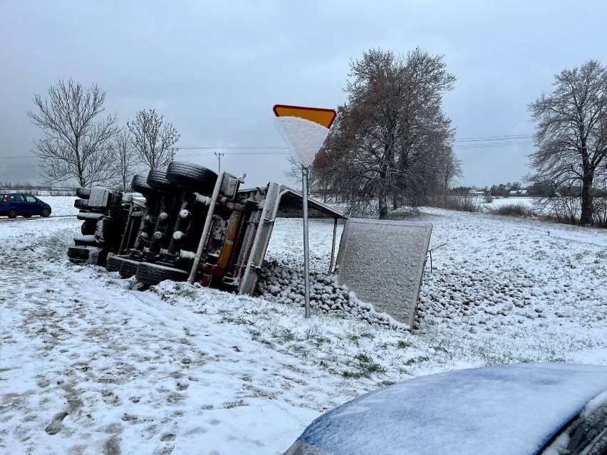 Tir przewrócił się na łuku drogi krajowej nr 55 w Dębinie.