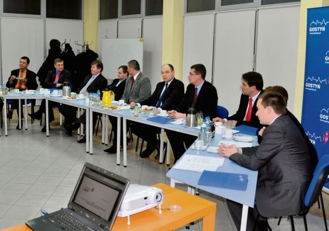 Na zaproszenie burmistrza Jerzego Kulaka (pierwszy z prawej) do Gostynia przyjechało sześciu parlamentarzystów