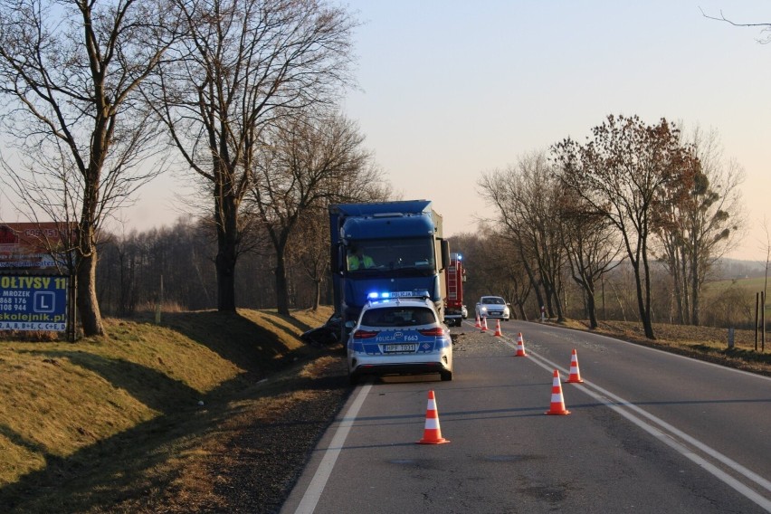 Wypadek w Pątnowie. Zderzenie osobówki z ciężarówką na drodze krajowej z Wielunia do Częstochowy ZDJĘCIA