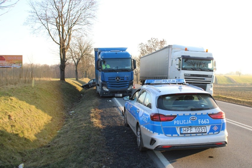 Wypadek w Pątnowie. Zderzenie osobówki z ciężarówką na drodze krajowej z Wielunia do Częstochowy ZDJĘCIA
