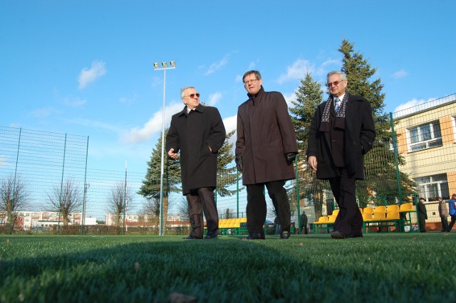 Orlika w Koczale otworzył minister sportu Adam Giersz (w środku). Na zdjęciu z wójtem i starostą