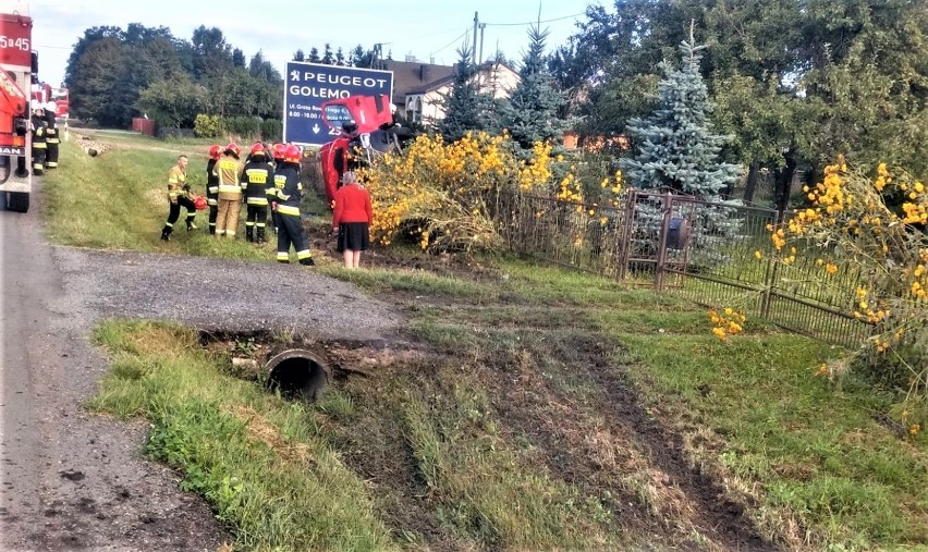 W Jerzmanowicach bus wypadł z drogi. Są poszkodowani