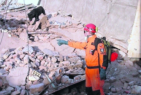 Poszukiwanie ofiar trzęsienia ziemi w gruzowisku przez jednego z sądeckich ratowników