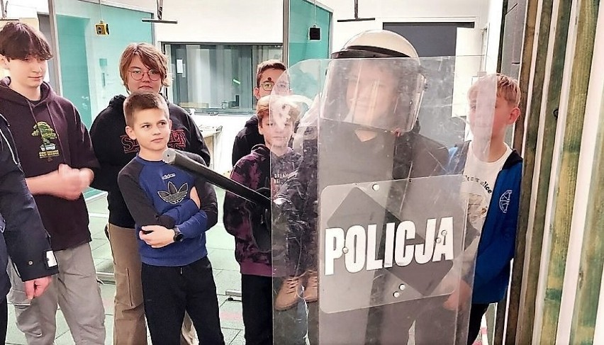 Uczniowie Szkoły Podstawowej w Poddębicach z wizytą u poddębickich policjantów FOTO