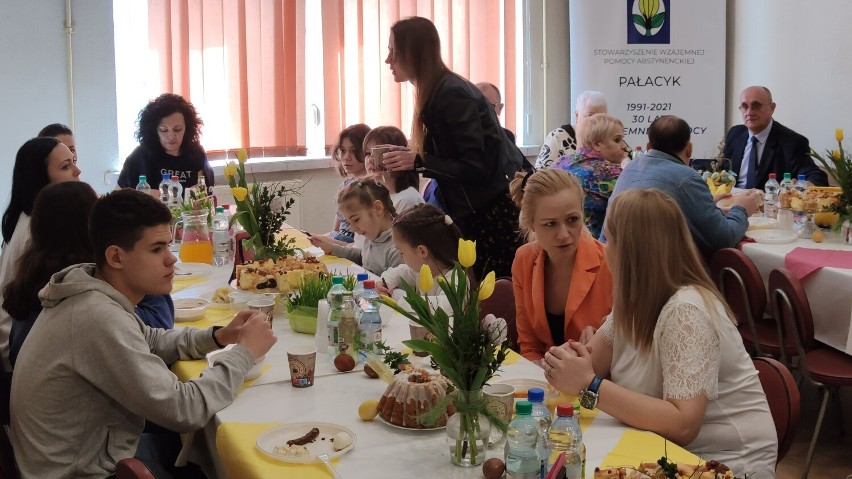 Śniadanie wielkanocne dla osób samotnych i potrzebujących w...