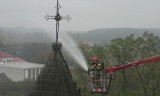 Okradli i podpalili drewniany kościół w Garłowie. Na szczęście były to ćwiczenia ZDJĘCIA