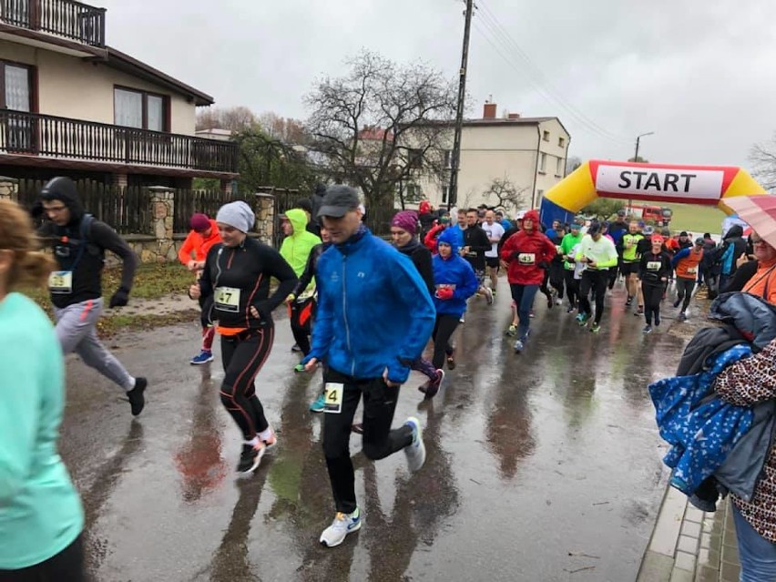 Rywalizacja toczyła się w deszczowe aurze, co stało się już...