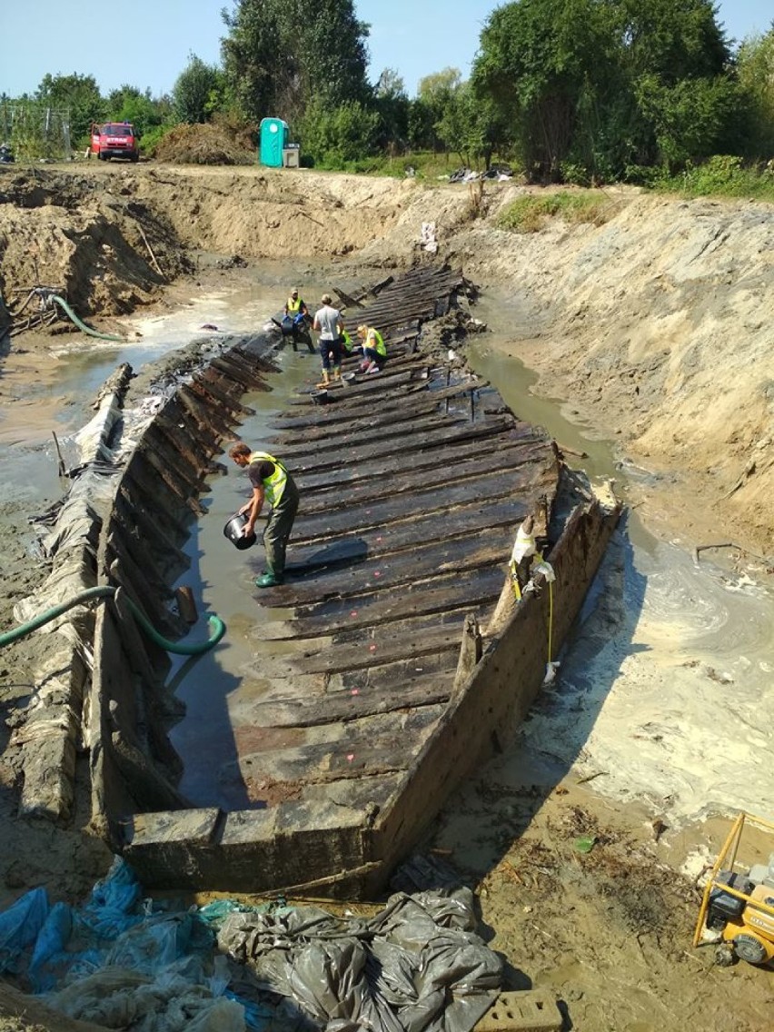 Szkuta wiślana w Czersku. Sensacja archeologiczna, to największy taki wrak w tej części Europy [ZDJĘCIA]