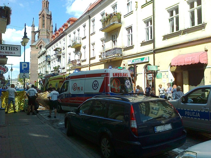 Dramatyczna akcja na ulicy Kanonickiej w Kaliszu. Ratownicy reanimowali mężczyznę, który zasłabł