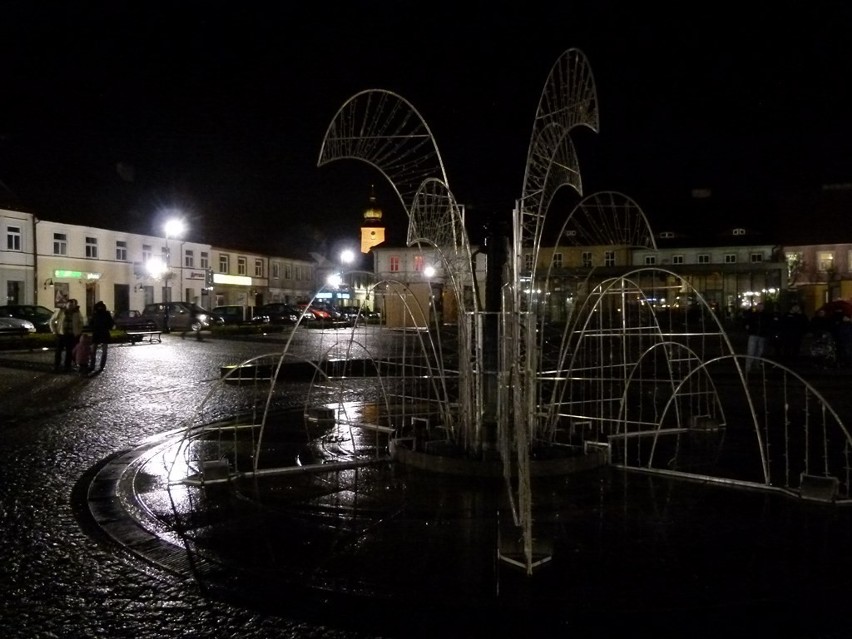 Odpalenie świetlnej fontanny w Sieradzu. Była to inauguracja...