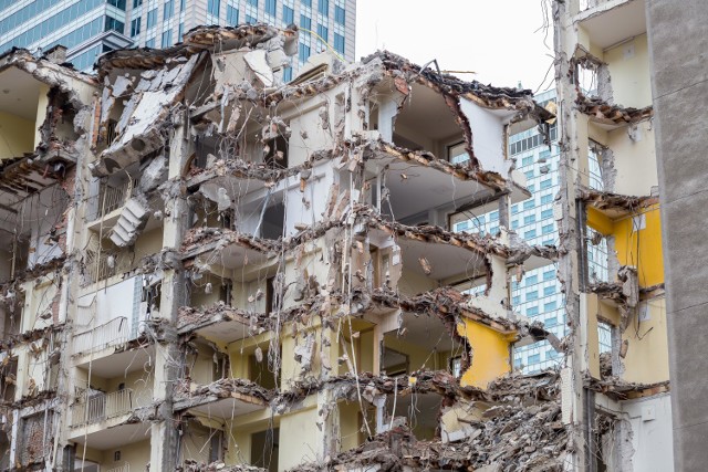 Wyburzają wieżowiec w centrum Warszawy. Spektakularne zdjęcia! [GALERIA]
