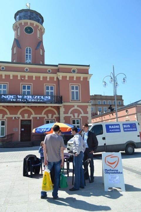 Częstochowa: Radni PO jeżdżą po mieście specjalnym busem i zbierają opinie mieszkańców