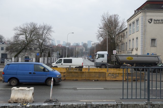 Zarząd Dróg Miejskich poinformował o podpisaniu umowy na wytyczenie przejścia dla pieszych przez Wisłostradę na wysokości ulicy Karowej.