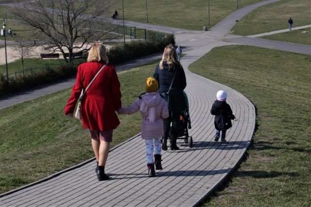 Na osiedlu Armii Krajowej w Opolu (18.03.2020) nie brakowało dziś amatorów wypoczynku na świeżym powietrzu. Zdaniem lekarza nie ma przeszkód, by wychodzić na dwór, ale trzeba pamiętać o kilku zasadach.