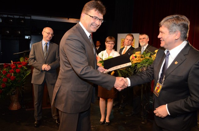 Dariusz Tokarski to jeden z laureatów ubiegłorocznej edycji plebiscytu. Na zdjęciu burmistrz odbiera gratulacje od marszałka Witolda Stępnia, który jest jednym z patronów "Samorządowca "Roku"