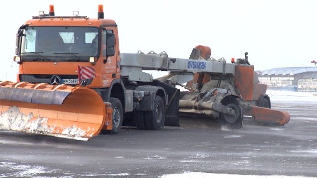 Tak wygląda odśnieżanie lotniska Chopina [wideo]