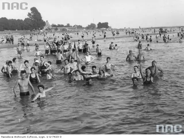 Warszawiacy kochali kąpiele w Wiśle. Taki sposób na rekreacje był szczególnie popularny w latach 20-60. Później, na skutek zanieczyszczeń emitowanych przez wielkie fabryki przemysłowe, czystość rzeki znacząco się pogorszyła. Od kilku lat Wisła jest jednak w coraz lepszym stanie.